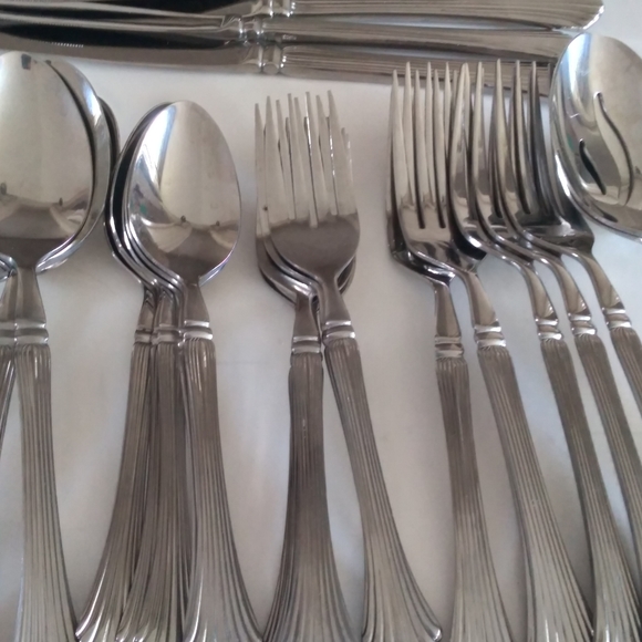 Wesley Forge 32 pcs. Flatware knife Spoons, Dinner Forks - Picture 9 of 11